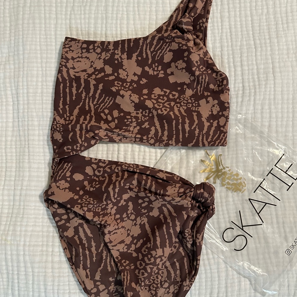 Skatie Chocolate Patterned One-Shoulder Swimsuit - XS